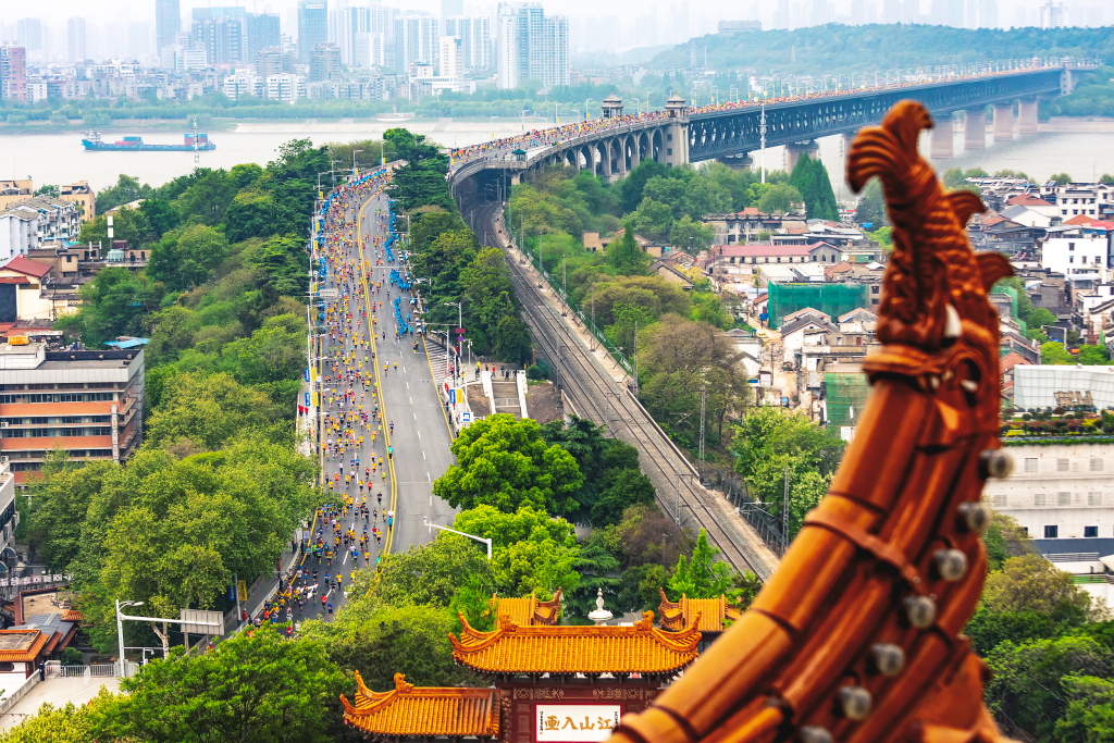 奔跑湃｜赛道摄影师陈波娜，用镜头记录下城市写给跑者的情书